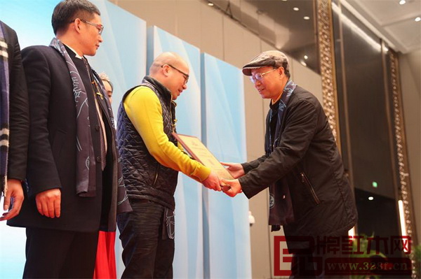 全联艺术红木家具专委会专家顾问彭亮先生给卢家艺林董事长卢嘉林颁取奖牌 全联艺术红木家具专委会专家顾问彭亮先生给卢家艺林董事长卢嘉林颁取奖牌
