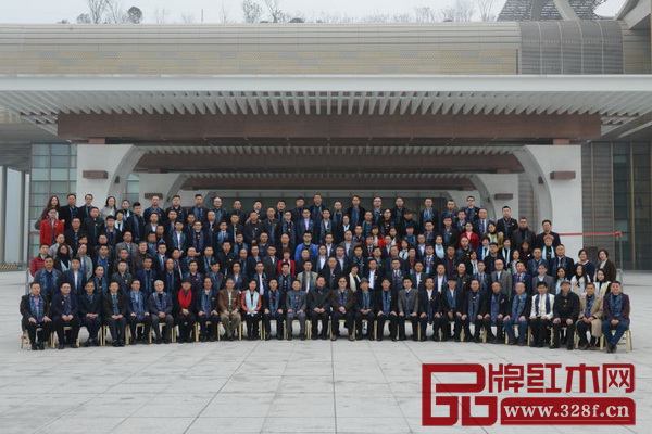 第七届中国红木家具品牌大会全体嘉宾在G20峰会会场前合影 第七届中国红木家具品牌大会全体嘉宾在G20峰会会场前合影