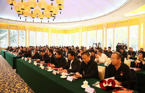众多红木家具行业专家、企业代表、经销商代表等齐聚2015中国艺术红木家具企业家大会暨全联艺术红木家具专委会成立大会现场 众多红木家具行业专家、企业代表、经销商代表等齐聚2015中国艺术红木家具企业家大会暨全联艺术红木家具专委会成立大会现场